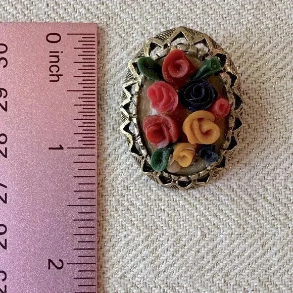 Vintage Multi-colored Resin Roses Oval Shaped Brooch - Picture 8 of 10